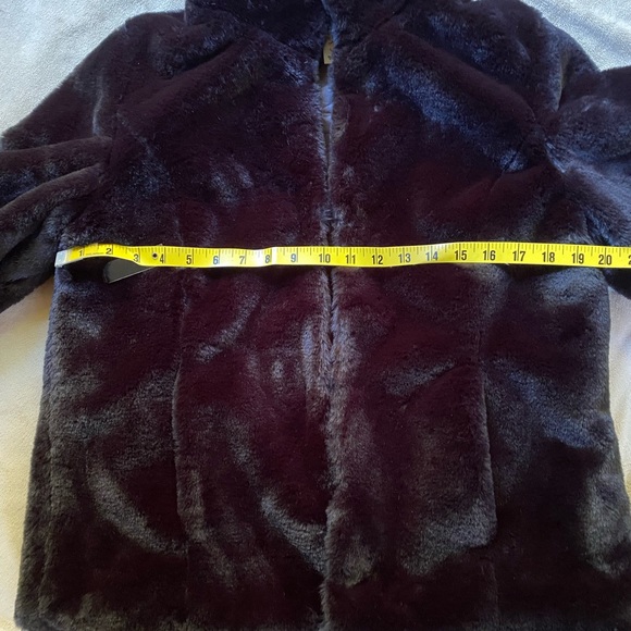 ๐ฅSEXY, soft๐FAUX FUR JACKET. 5 hook and eye closures. Like new. - Picture 8 of 8
